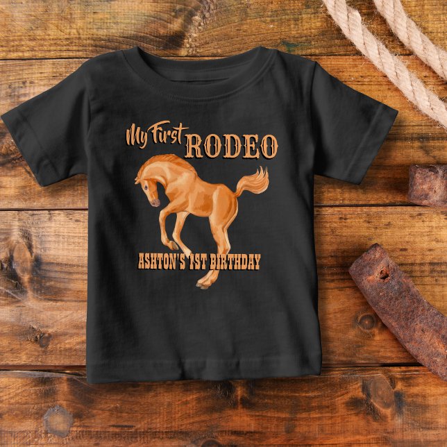 Första personligen av rodeo cowboyfödelsedagen t shirt (Skapare uppladdad)