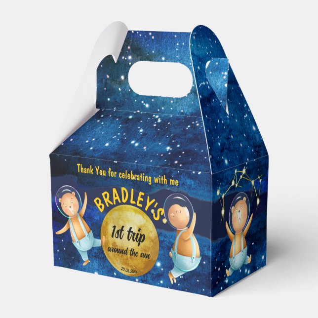 Första resa runt anpassningsbarna vid födelsedagsf presentaskar (Framsidan Sidan)