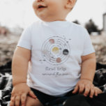 Första Resa runt Sol T Shirt<br><div class="desc">Fira din lilla födelsedag med den här "första resa runt sol"-designen,  med olika planeter och inslag. Du kan redigera färg i 2 av planeterna,  plus stjärnorna inslag.</div>