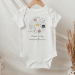 Första Resa runt Sol T Shirt<br><div class="desc">Fira din lilla födelsedag med den här "första resa runt sol"-designen,  med olika planeter och inslag. Du kan redigera färg i 2 av planeterna,  plus stjärnorna inslag.</div>
