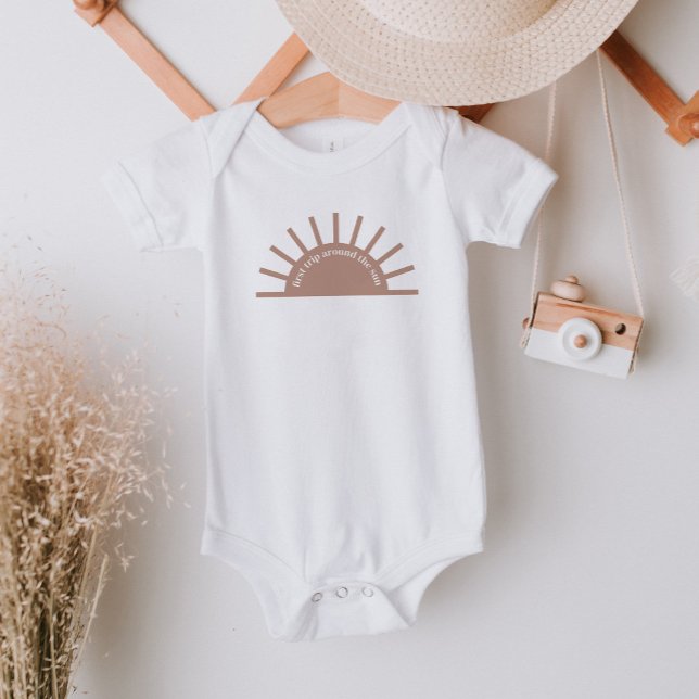 Första Resa runt Sol Terracotta Baby-dräkten T Shirt (Skapare uppladdad)