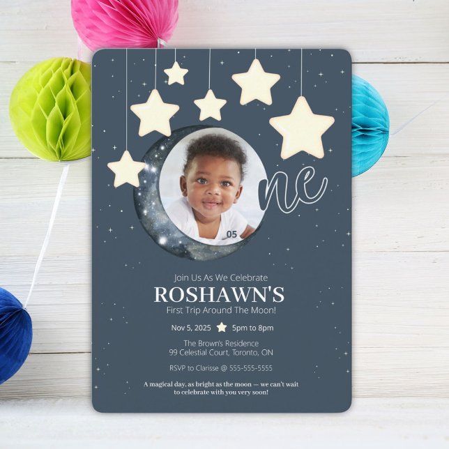 Första Resan Runt Månen Födelsedagsinbjudan Inbjudningar (Celebrate your little star’s first trip around the moon with this magical invitation!)