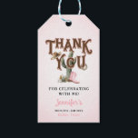 Första Rodeo Cowgirl Birthday Tack Presentetikett<br><div class="desc">Gör din lilla cowgirl födelsedag extra speciell med den här personligen First Rodeo Cowgirl Tack Favor Tags. Med en unik utformning som har en cowgirl-hatt,  lasso och stövlar,  lägger de här märkrna till perfekten som avslutar pekandet till alla födelsedagsfiranden. Perfekt för att tillsätta påsar och presenter i party.</div>
