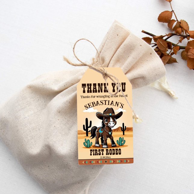 Första Rodeo söt cowboyhäst födelsedagsfest Presentetikett (First rodeo western birthday party thank you favor gift tags cute cowboy baby horse Arizona desert)