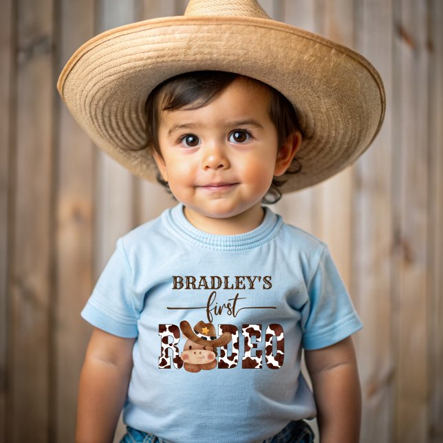 Första rodeohäst mönster söt baby-häst i hatt t shirt (First rodeo cow pattern cute baby horse in a hat baby T-Shirt personalized first birthday shirt )