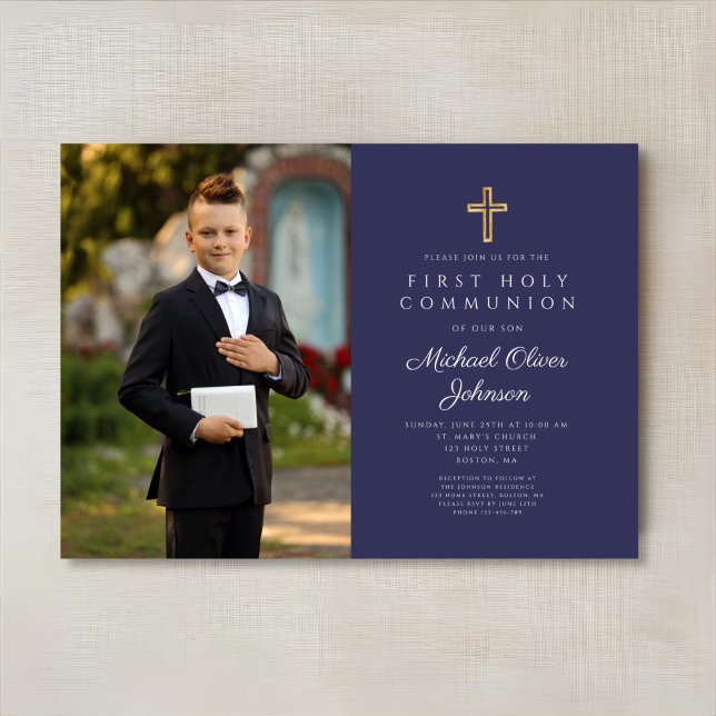Första samfälligheten mellan Navy Blue Kor Photo B Inbjudningar (Navy Blue Cross Photo Boy First Communion Invitation)