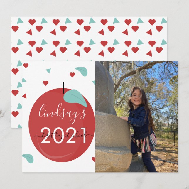 Första skoldagen Apple Red Script Fotokort Inbjudningar (Fram/baksida)