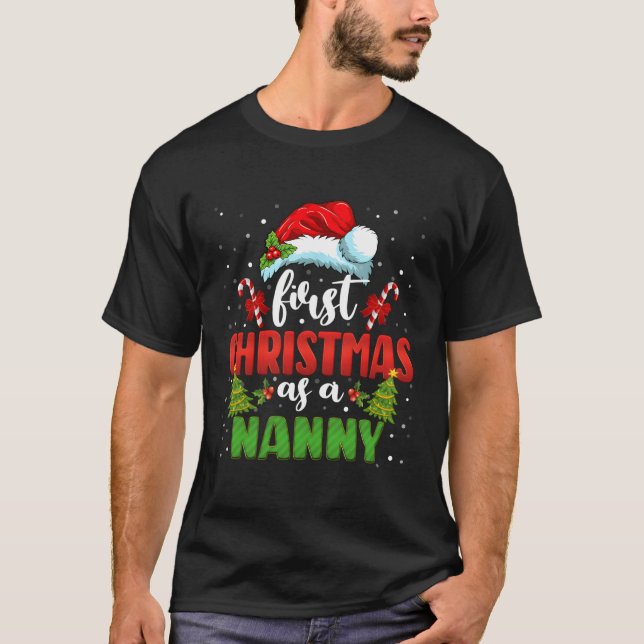 Första som en Nanny Santa Gender Reveal T Shirt (Framsida)