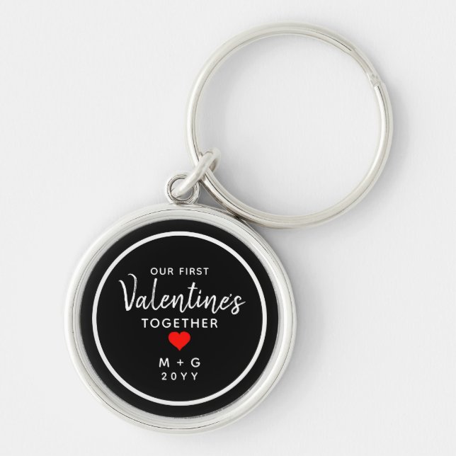 Första Valentines day Par Red Heart Monogram Rund Silverfärgad Nyckelring (Framsidan)