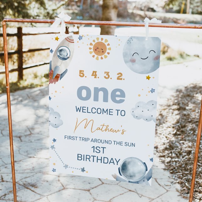 Första välkomstskylten Resa runt Sol 1:a födelseda Fototryck (Outer space or first trip around the sun 1st birthday welcome sign with moon, sun and astronaut.)
