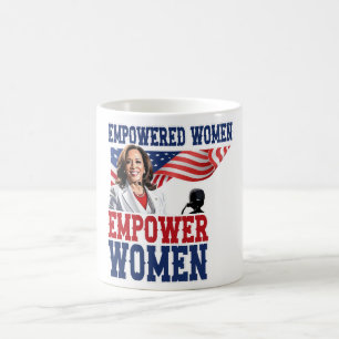 Förstärkta kvinnor ger kvinnor Kamala Harris Kaffemugg
