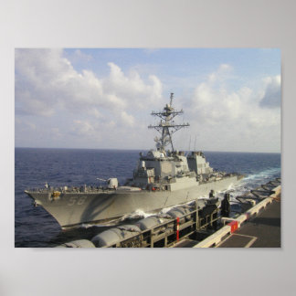 Förstörare bredvid poster