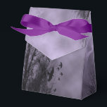 Förstört Lila Mist Himlar med Ravens Goth Favor Bo Presentaskar<br><div class="desc">En gyllene festlåda med en Halloween himlar med lila misty Bare träd längs en mörk hemsökt väg,  gotiska ravens och en grumlig fullt måne. Lyft upp firande,  bröllop eller öppna kistan i party.</div>