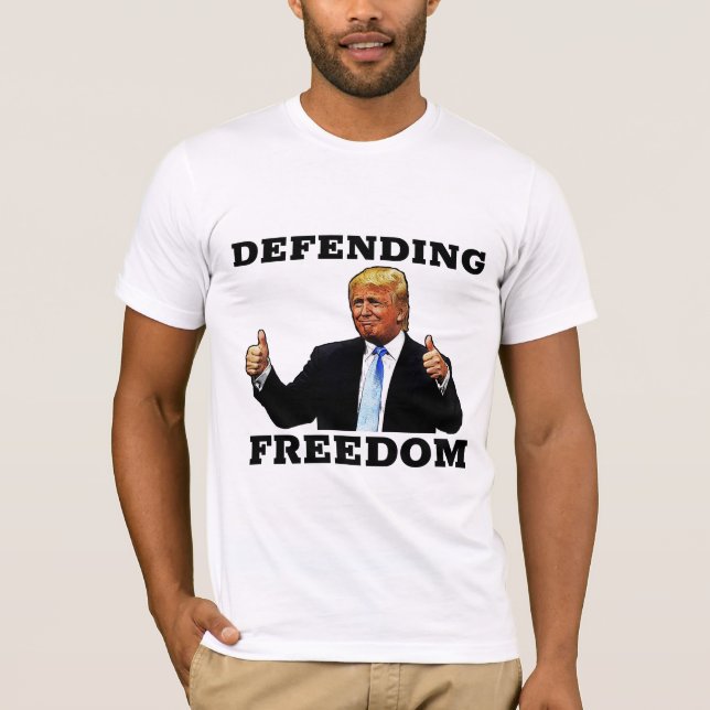 FÖRSVARANDE FRIHET FÖR TRUMP 4:E JULY T-SHIRTS (Framsida)