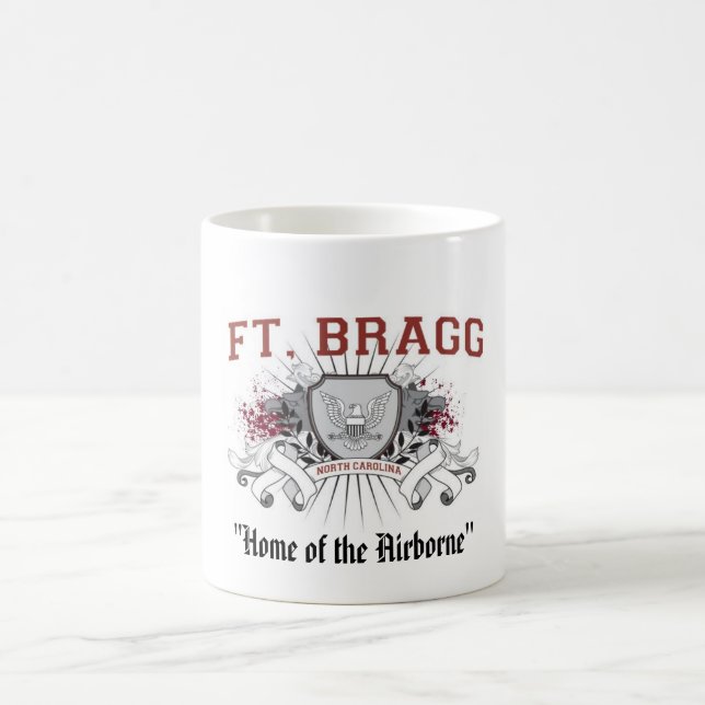 Fort Bragg "som är hem- av den luftburna" muggen Kaffemugg (Center)