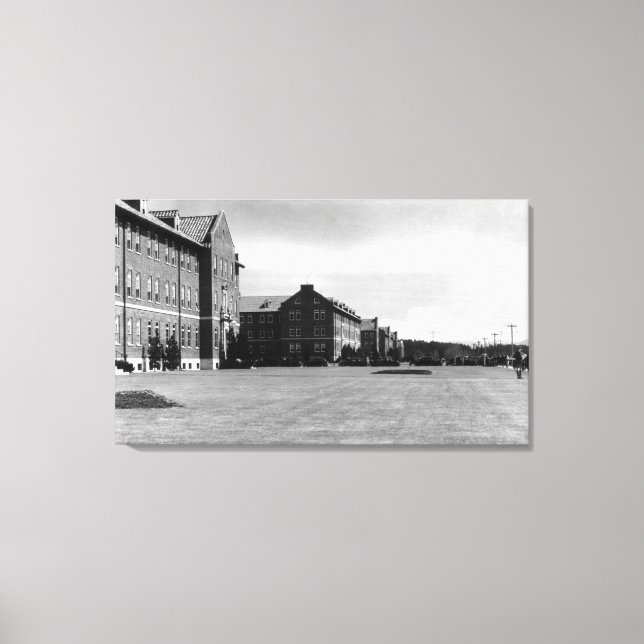 Fort Lewis, WA View of Barracks and Mt. Rainier Canvastryck (Framsida)