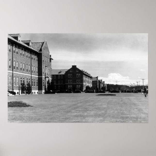Fort Lewis, WA View of Barracks and Mt. Rainier Poster (Framsidan)