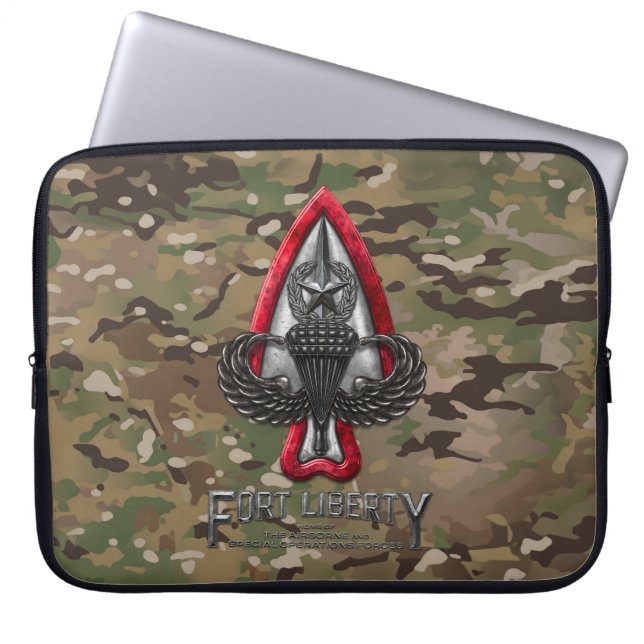 Fort Liberty Camo 15" Laptop sleeve (Framsidan)