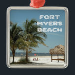 Fort Myers Beach Florida Julgransprydnad Metall<br><div class="desc">Fort Myers Beach,  Florida,  ett foto från strandscenen med handflatan träd och en tiki cabana representerar denna vackra tropiska stad. "Fort Myers Beach" från namn ingår i ett roligt strand-teckensnitt.</div>