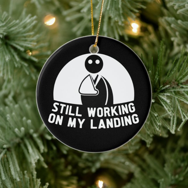 Fortfarande arbetar jag på min landning, Arm Survi Julgransprydnad Keramik (Träd)