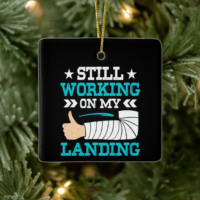 Fortfarande arbetar jag på min landning, Arm Survi Julgransprydnad Keramik (Träd)