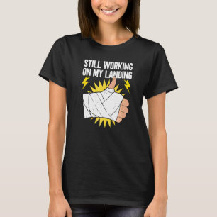 Fortfarande Arbetar På Min Landning Brutna Armbåg T Shirt
