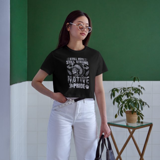 Fortfarande här, fortfarande starkt, ursprungligt  t shirt (Skapare uppladdad)