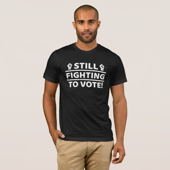 FORTFARANDE KÄMPAR FÖR ATT RÖSTA T SHIRT (Hel framsida)