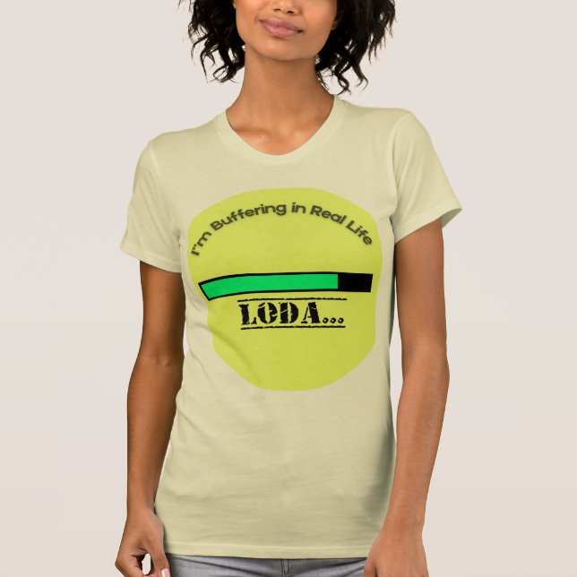 "Fortfarande laddad.. Vänta på min personlighet." T Shirt (Framsida)
