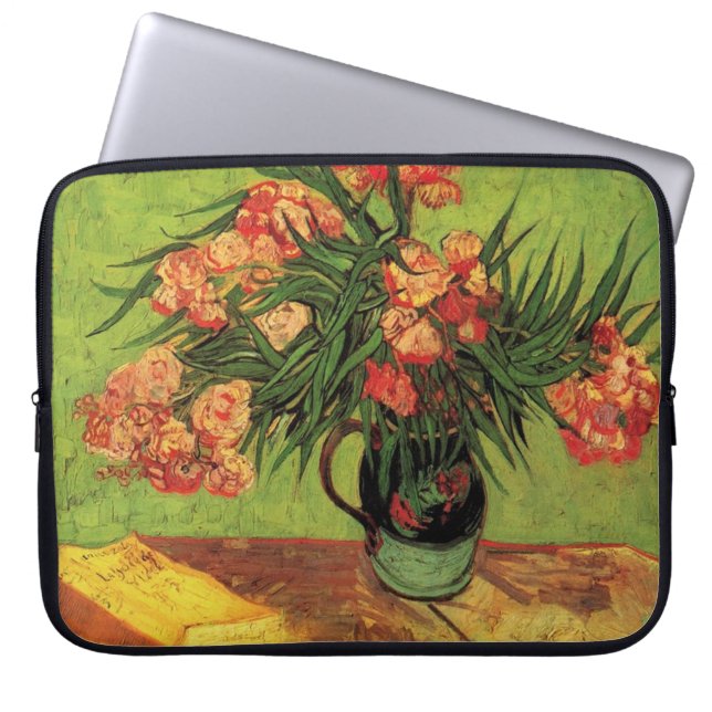 Fortfarande Life Vas med Oleanders och Bokar, Van  Laptop Sleeve (Framsidan)