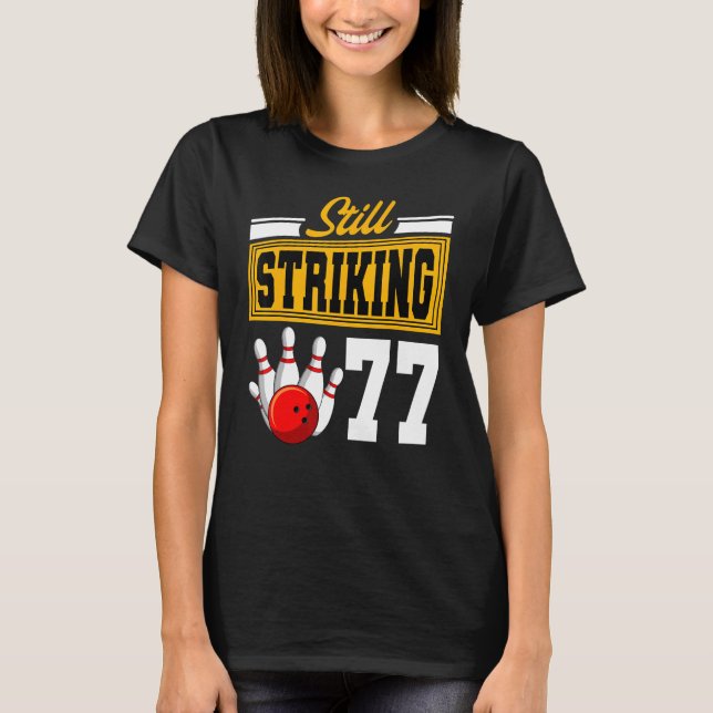 Fortfarande slående 77 Birthday Bowling Bday Party T Shirt (Framsida)