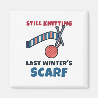 Fortfarande stickar vinterns scarf Rolig stickare Magnet