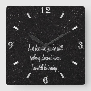 Fortfarande talar man inte om att lyssna   Sassy F Fyrkantig Klocka