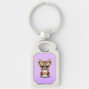 Förtjusande babytigerunge på lilor rektangulärt silverfärgad nyckelring