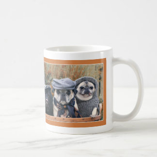 Förtjusande höstmopsmugg av mops och kyssar kaffemugg