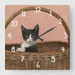 Förtjusande kattunge i basket fyrkantig klocka