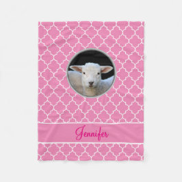 Förtjusande Lamb rosa Quatrefoil med namn Fleecefilt