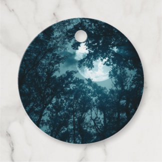 Förtjusande nattskog med full måne gåvor etiketter