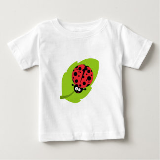 Förtjusande nyckelpiga på ett löv t shirt