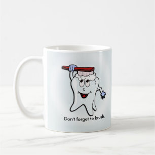 Förtjusande tand som borstar sig kaffemugg