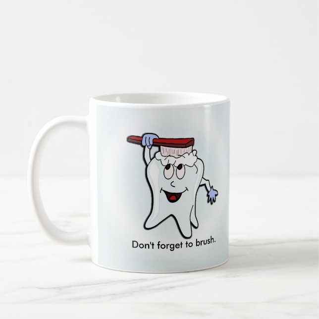 Förtjusande tand som borstar sig kaffemugg (Vänster)