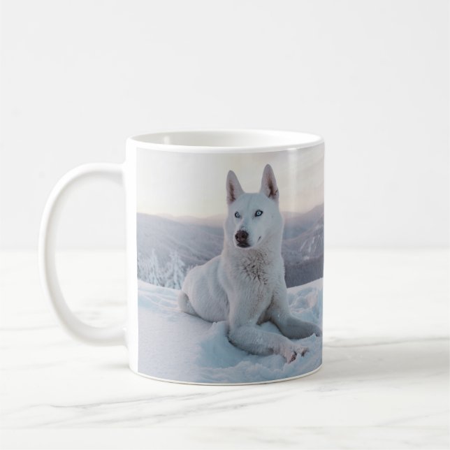 Förtjusande White Husky Hund i snö speglade Kaffemugg (Vänster)