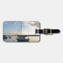 Förtöjd yacht på dawn.en