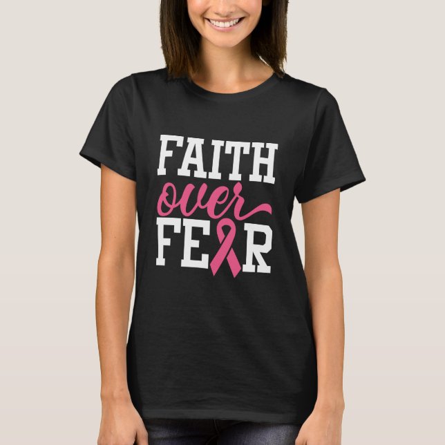 Förtroende över fruktan Rosa Bröstcancer i bröstet T Shirt (Framsida)
