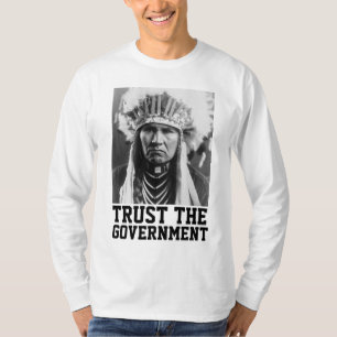 FÖRTROENDE REGERINGENS NATIVA AMERIKANSKA T-SHIRTS
