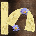 Förtroendeminister Stole (Gult) Sjal<br><div class="desc">Vackra scarf i muterade gulter med symboler för olika religioner och en labyrint i bakgrunden. Lämplig för en interreligiös minister till användan som en ceremoniell stals.</div>
