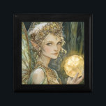 Förtrollad Fairy Crystal Boll Fantasy Jewelry Minnesask<br><div class="desc">En smyckeskrin med en emerald fairy pixie med vingar och kristallint boll,  i en härdad skogsmiljö. Barn kärlek fantasi som väcker deras fantasi. En fantasivärld som inspirerar äventyr.</div>