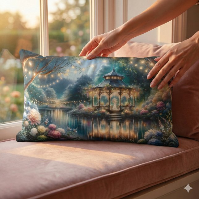 Förtrollad Trädgårdsgazebo Skymningsreflektion Lumbarkudde (Enchanted Garden Gazebo Twilight Reflection Lumbar Pillow Mockup A)