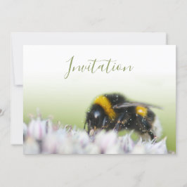 Förtrollande inbjudningskort med blomma och bi