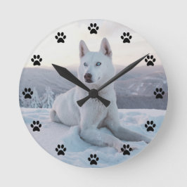 Förtrollning av White Husky Hund i snö Pawprint Rund Klocka